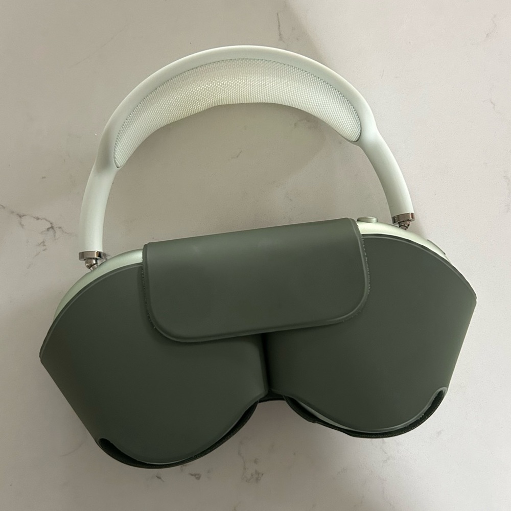 APPLE AIRPODS MAX IN GREEN